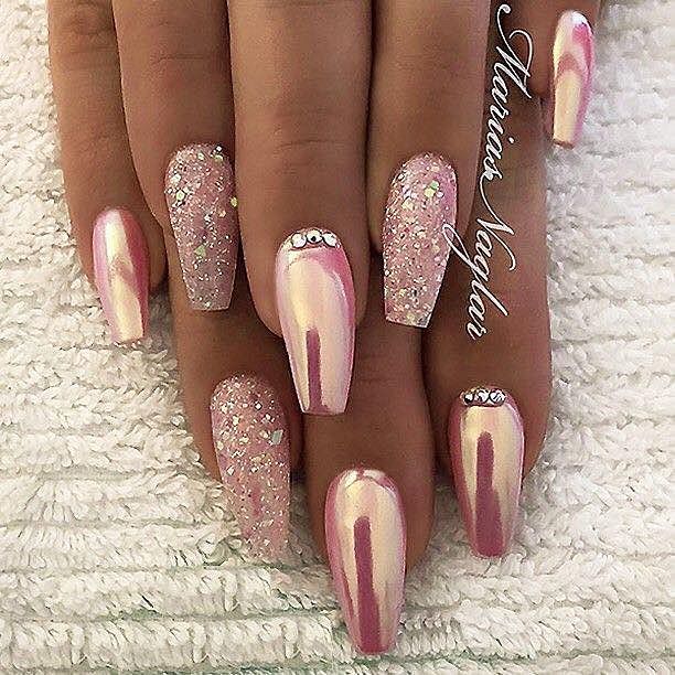 Růžové gelové nehty s kamínky